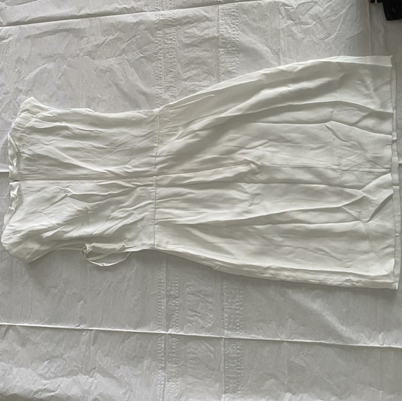 A rich white dress - Picture 2 of 3